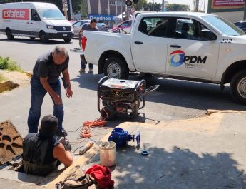 En Tlalnepantla, Edomex; Cuadrillas de OPDM continúan con limpieza de líneas de agua en el pueblo Los Reyes I.